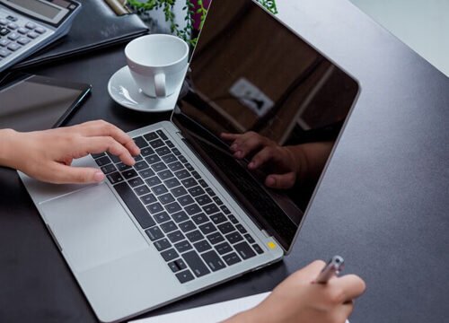 Felújított laptopok és használt monitorok: Vállalkozásod legjobb döntése 2025-ben